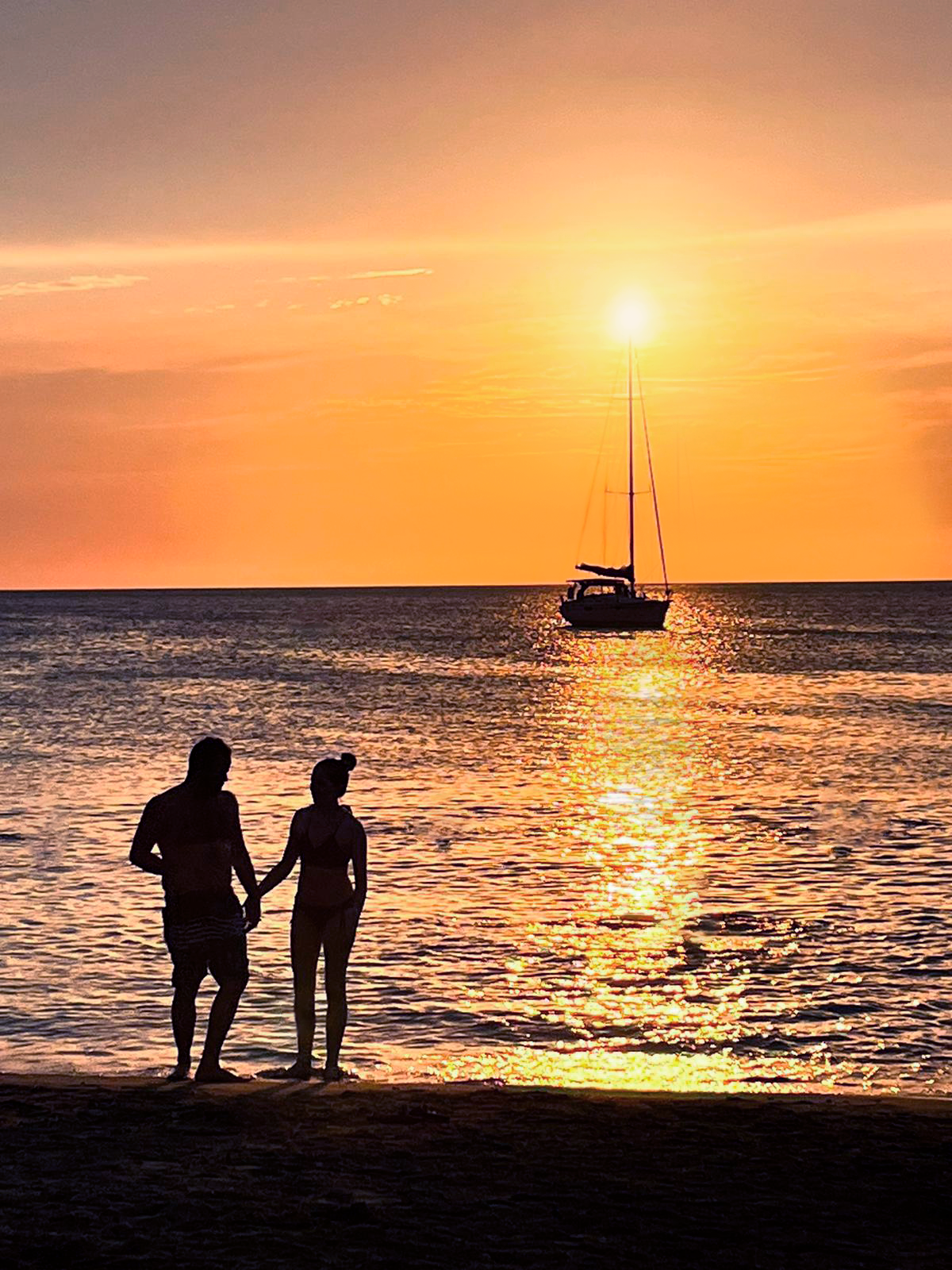 Pareja al atardecer en la playa
